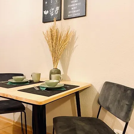 Apartment Saniertes - Elisa - Mit Balkon, Wlan, Smart-tv & Kueche In City-naehe *