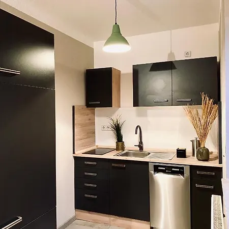 Apartment Saniertes - Elisa - Mit Balkon, Wlan, Smart-tv & Kueche In City-naehe *