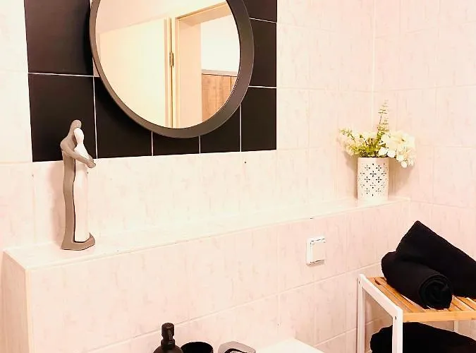 Saniertes - Elisa - Mit Balkon, Wlan, Smart-tv & Kueche In City-naehe * エアフルト