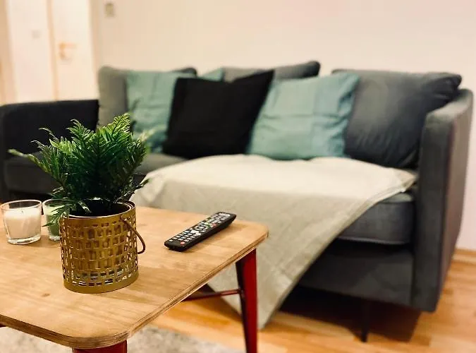 Saniertes - Elisa - Mit Balkon, Wlan, Smart-tv & Kueche In City-naehe * エアフルト